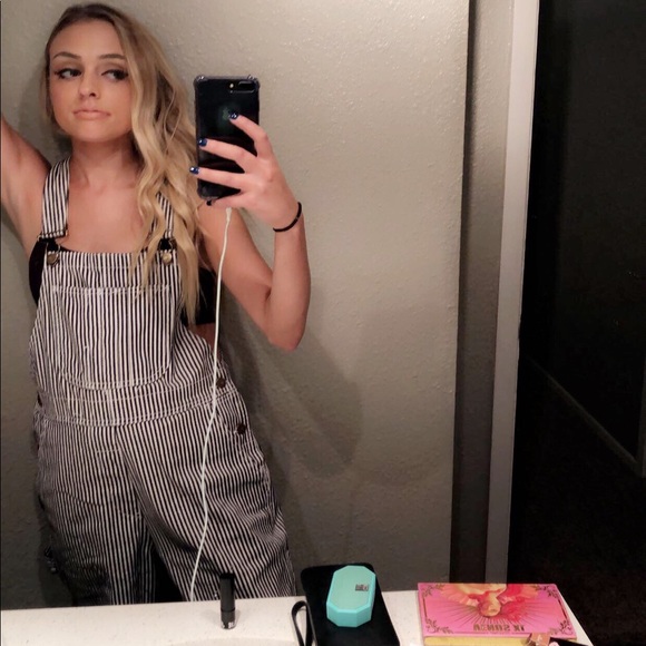 Meet your Posher, Meghan. ๐Posh Ambassador ๐ - Picture 3 of 6